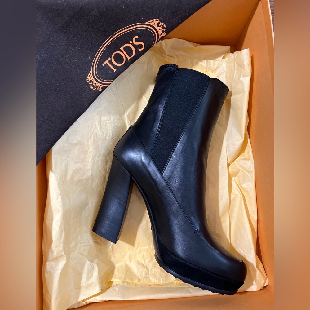 Tod’s Leather Chelsea Boots